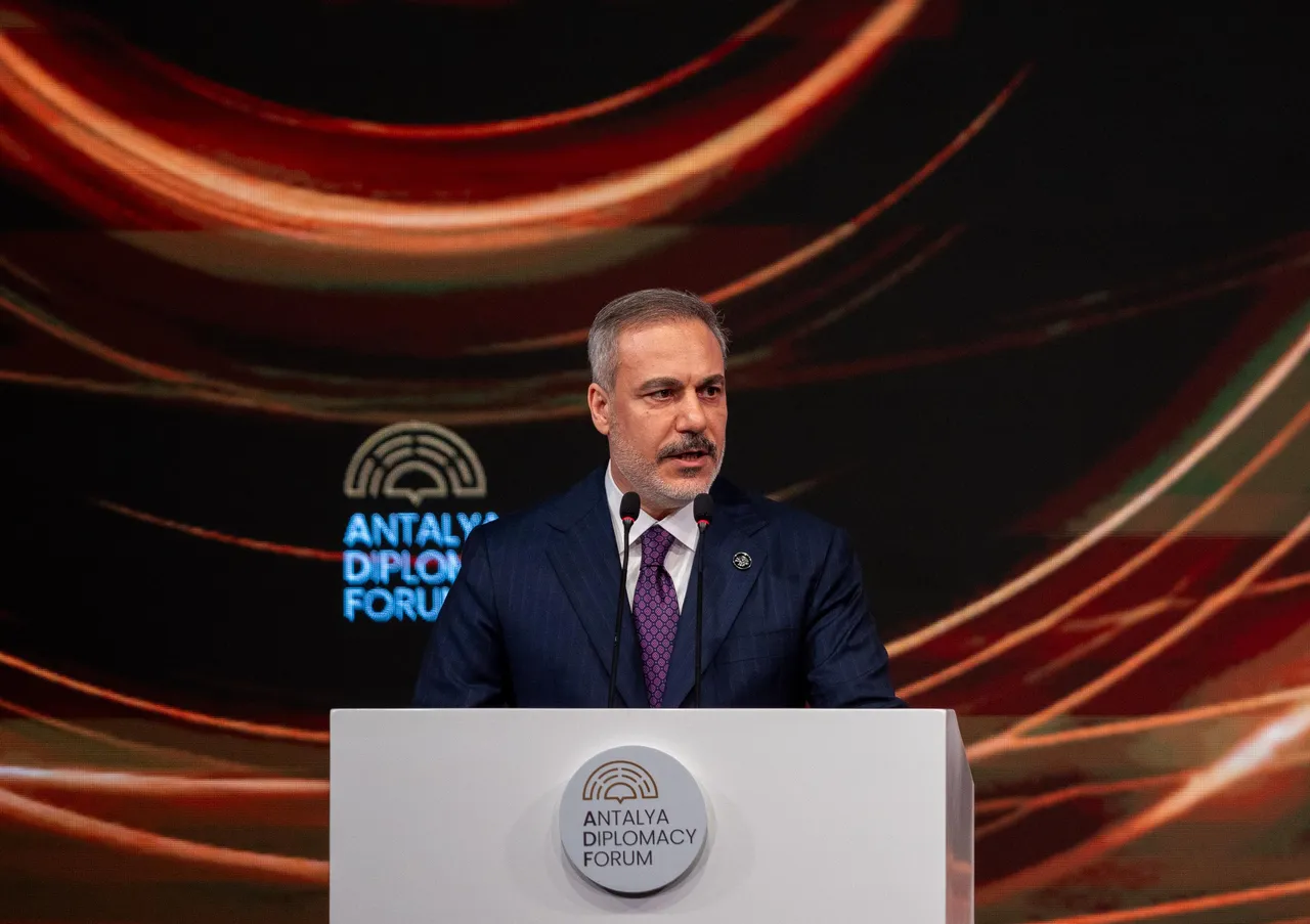 فيدان: تركيا تقع وسط الأزمات والتوترات لكنها تقف في مركز الحلول